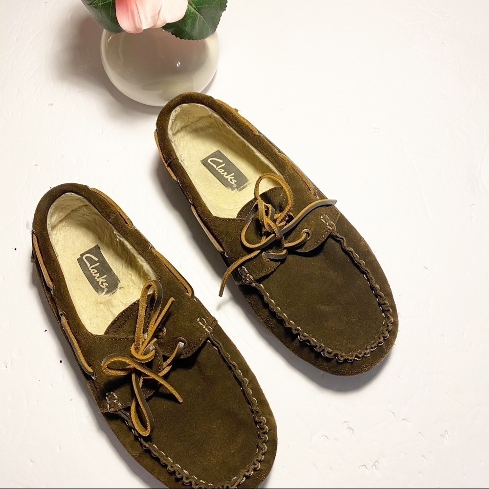 Clarks Leather Moccasin Slippers Sz 7M Slip on Brown Faux Fur Lining